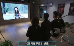 鄧麗君“復(fù)活”現(xiàn)身大熒幕，熒幕前坐著幾位年輕觀眾