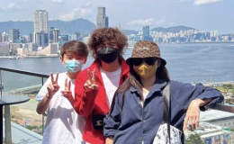 張柏芝帶長子逛街慶生,15歲Lucas卷發(fā)似搖滾歌手