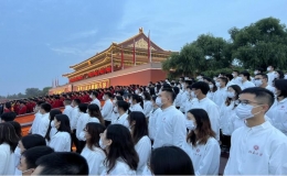 時(shí)代新輝里，此心向紅旗